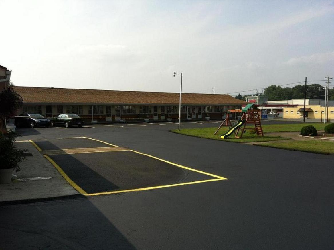 Budget Inn Mifflintown Bagian luar foto