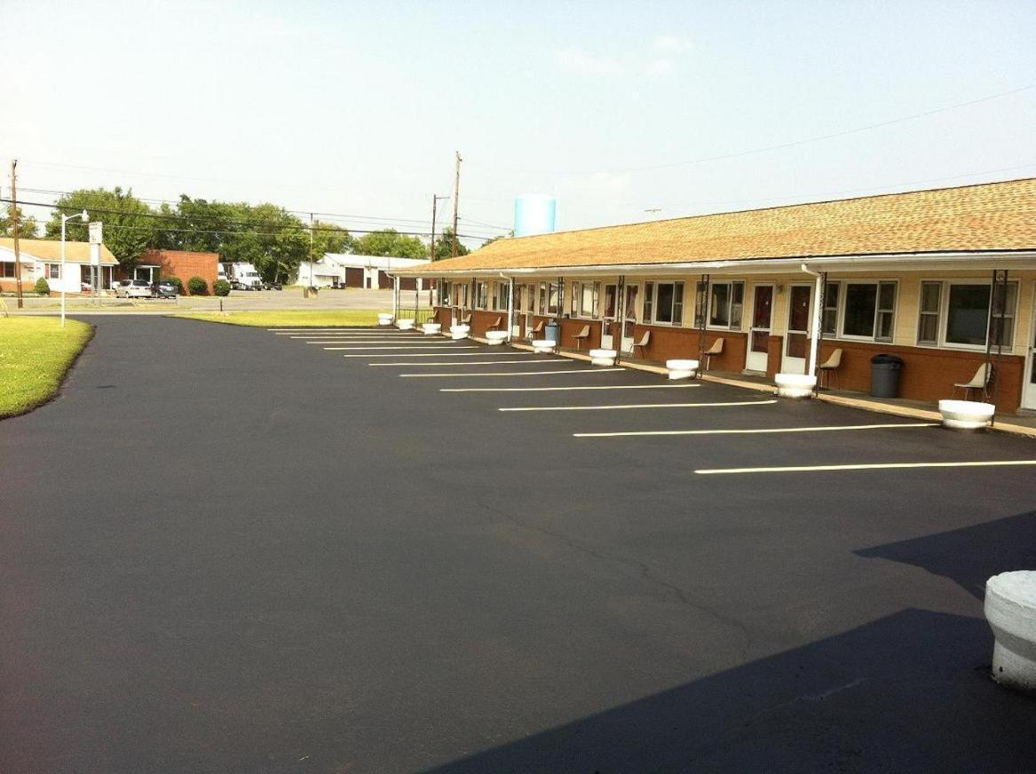 Budget Inn Mifflintown Bagian luar foto